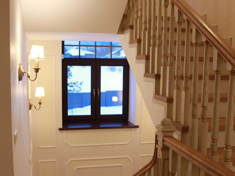 Коттедж в  классическом стиле интерьер лестницы